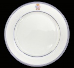 BARÃO DE PATY DO ALFERES - PRATO RASO EM PORCELANA DO SERVIÇO CONHECIDO COMO COMENDINNHA. ABA DELIMITADA POR LONGO FRISO AZUL ROYAL ENTRE FILETES DOURADOS; NA ABA RESERVA COM FITA AZUL E ROSA COM AS ORDENS DE CRISTO E DA ROSA SOB COROA DE VISCONDE, PERTENCEU A FRANCISCO PEIXOTO DE LACERDA WERNECK, BARÃO COM GRANDEZA DE PATY DO ALFERES. EXEMPLAR DO MESMO SERVIÇO REPRODUZIDO NA PÁGINA 303 DO LIVRO LOUÇA DA ARISTOCRACIA NO BRASIL, POR JENNY DREYFUS. FRANÇA, SÉC. XIX.  23 CM DE DIÂMETRONOTA: Francisco Peixoto de Lacerda Vernek,  segundo barão com grandeza de Pati do Alferes, (Conceição do Alferes, 6 de fevereiro de 1795  22 de novembro de 1861) foi um fazendeiro, militar e nobre brasileiro. Nasceu na fazenda da Piedade na então freguesia de Nossa Senhora da Conceição do Alferes, atual Paty do Alferes. Estudou no Seminário São José do Rio de Janeiro como aluno interno. Integrou, em 1822, como tenente de Cavalaria, os esquadrões de Milícias, formado na maior parte por fazendeiros da Serra Fluminense com o objetivo de proteger o futuro imperador Dom Pedro I na ocasião do "Fico" contra as tropas portuguesas comandadas pelo general Avilez. Durante as lutas pela Independência do Brasil tinha a patente de tenente de cavalaria. Foi promovido a capitão (1824), major(1830) e coronel (1831), realizando serviços de prender desertores e bandidos. Foi agraciado com o título de barão de Pati do Alferes (o segundo do nome) em 15 de dezembro de 1832; elevado a honras de grandeza em 2 de julho de 1853. Foi também fidalgo Cavaleiro da Casa Imperial, comendador da Imperial Ordem da Rosa e cavaleiro da Ordem de Cristo. Organizada a Guarda Nacional, passou a comandante-chefe da 13ª Legião sediada na vila de Valença, mas também com atuação nas vilas de Vassouras e Paraíba do Sul. Neste cargo, em 1838, usando apenas as tropas da região sob seu comando, perseguiu e capturou os escravos que fugiram das fazendas de Paty do Alferes durante a revolta liderada por Manuel Congo, a maior que ocorreu na região. Outro serviço em que se destacou foi o cerco do quilombo de Entre-Rios. Como comandante da 13ª Legião da Guarda Nacional, ainda teve atuação marcante durante a Revolução Liberal de 1842, quando na ponte do Rio Negro, divisa da província de Minas Gerais, esteve a frente de 800 homens em apoio do governo legal. Foi deputado eleito à Assembléia Provincial de 1844 a 1845, com 302 votos. Foi presidente e vice-presidente da Sociedade Promotora da Civilização e Indústria da Vila de Vassouras, fundada em 1832, e membro do Imperial Instituto Fluminense de Agricultura. Contribuiu em 1855 com quatro contos de réis para a comissão construtora da estátua eqüestre de Dom Pedro I, que foi levantada na atual praça Tiradentes, centro do Rio de Janeiro. Em 1844 foi eleito membro do Conservatório Dramático do Rio de Janeiro. Em 1859, Dom Pedro II, sem ser esperado, foi recebido para hospedagem em sua casa da vila de Paty do Alferes. Ao morrer, era possuidor de cerca de um mil escravos e sete fazendas na região de Paty do Alferes: Piedade, Santana, Monte Libano, Monte Alegre, Manga Larga, Vera Cruz e Conceição.  Pretendeu edificar uma cidade, com o nome de Isabelópolis, em homenagem a Princesa Isabel, assim como já existiam as vizinhas Petrópolis e Teresópolis que homenageiam o imperador Pedro II e sua esposa. O nome batizaria o antigo distrito de SantAnna das Palmeiras, criado em outubro de 1855e pertencente à Vila de Iguassu, atual Nova Iguaçu, na Baixada Fluminense. surgido sob forte influência política do barão. Para isto, gastou mais de sessenta contos de réis na construção da igreja de Santana das Palmeirasem um arraial às margens da antiga Estrada do Comércio, uma das principais vias de escoamento do café das fazendas do Sul do estado do Rio de Janeiro, e de produtos vindos de Minas Gerais. a estrada impulsionou o progresso em SantAnna, que foi próspera até por volta de 1880, quando atingiu seu auge. O distrito era um conhecido pouso de tropeiros, tinha forte comércio e mais de mil moradores. Chegou a abrigar agência dos correios, escolas, entreposto de café, empresas de exportação e barreira fiscal, além de ter vida cultural. Devido a ampliação da rede de abastecimento de água da Corte (Rio de Janeiro), com a captação na região, fazendeiros da Serra do Tinguá doaram terras para o Império, e imóveis em SantAnna foram desapropriados, tudo visando ao reflorestamento para preservação dos mananciais. Também às endemias propagadas por mosquitos e à passagem da estrada de ferro longe deste local, a freguesia de Santana das Palmeiras foi abandonada. No período de decadência de Isabelópolis, o Barão de Paty já havia morrido. Aos poucos, moradores de SantAnna das Palmeiras, no alto da Serra do Tinguá, entre os municípios de Miguel Pereira e Nova Iguaçu, foram removidos, e os que ficaram se tornaram guardas dágua dos mananciais. Com o distrito esvaziado, a fundação de Isabelópolis não se concretizou. Até 1900, algumas construções ainda resistiam.  Atualmente, as suas ruínas (algumas paredes, torre sineira, muros do cemitério e fundações de uma casa) estão dentro da mata, na Reserva Biológica do Tinguá, no território do município atual de Miguel Pereira, às margens da Estrada do Comércio, em região hoje completamente desabitada. A imagem de Sant'ana e o sino foram transferidos para a Igreja da localidade de Conrado, distrito do município de Miguel Pereira. Os livros de registros de nascimentos e óbitos do distrito, que fazem parte do acervo da Cúria Diocesana de Nova Iguaçu. Em 1889, a Câmara de Iguaçu insistia no fim da freguesia pela sua pouca população. Com a Proclamação da República, a Assembleia Estadual, pelo Decreto nº 1 e 1-A de 1892, transformam a área da antiga freguesia no distrito de Santana das Palmeiras, anexado à vila de Iguaçu. A divisão administrativa de 1911 ainda manteve um distrito denominado Santana das Palmeiras no município de Iguaçu, mas, em 1919, este passa a se denominar Santa Branca. Era filho do sargento-mor e capitão de cavalaria de 2ª linha Francisco Peixoto de Lacerda, natural da Ilha do Faial, Açores, e de sua mulher Ana Matilde Vernek, fluminense, que por sua vez era filha do sargento-mor Inácio de Sousa Vernek e de Francisca Laureana das Chagas. Casou com Maria Isabel de Assunção Gomes Ribeiro de Avelar (fazenda Monte Alegre, Paty do Alferes, 8 de março de 1808  7 de maio de 1866), filha do fazendeiro Luís Gomes Ribeiro de Avelar e de Joaquina Matilde de Assunção. Os irmãos de Maria Isabel de Assunção eram Paulo Gomes Ribeiro de Avelar, barão de São Luís, Cláudio Gomes Ribeiro de Avelar, barão do Guaribu, João Gomes Ribeiro de Avelar, visconde da Paraíba. Também era sobrinha de Joaquim Ribeiro de Avelar, barão de Capivari, e tia do Barão de São Geraldo. O casal foi teve seis filhos, dentre os quais: Luís Peixoto de Lacerda Werneck, advogado, diplomata e fazendeiro;Manuel Peixoto de Lacerda Werneck, advogado, fazendeiro e político; Mariana Isabel de Lacerda Werneck, mulher do advogado Francisco de Assis Furquim de Almeida; e Maria Isabel de Lacerda Werneck, mulher do médico português Joaquim Teixeira de Castro, visconde de Arcozelo. Escreveu a obra Memória sobre a Fundação e Custeio de uma Fazenda na Província do Rio de Janeiro, editada no Rio de Janeiro, por E.& H. Laemmert em 1847 (1ª edição). A obra foi revista e ampliada por seu filho, Luís Peixoto de Lacerda Werneck, que a republicou em 1853 (2ª edição) e em 1873 (3ª edição). Em 1988, a Biblioteca do Senado publicou uma quarta edição com introdução histórica. O opúsculo foi escrito com o propósito de orientar seu filho, então estudante de direito canônico na Europa, sobre a melhor maneira de manter o frágil equilíbrio social entre escravos e senhores. É considerado um clássico para o entendimento das relações sociais entre senhores e escravos durante o final da escravidão no Brasil. Escreveu ele: "Não se dirá que o preto é sempre inimigo do senhor; isto só sucede com os dois extremos, ou demasiada severidade, ou frouxidão excessiva, porque esta torna-os irascíveis ao mais pequeno excesso deste senhor frouxo, e aquela toca-os à desesperação". O sistema de escravidão, para ele, não estava adequado, era "o germe roedor do Império do Brasil que só o tempo poderá curar" (o filho alterou o texto para "um cancro roedor"), formado por escravos "cujo preço atual não está em harmonia com a renda que deles se pode tirar, ainda de mais acresce a imensa mortandade a que estão sujeitos". O bom tratamento dos escravos, dizia ele, era a base da produtividade. Devia-se alimentar bem os escravos dando-lhes três refeições por dia: "feijão temperado com sal e banha, às vezes carne, e angu asseguram o bom rendimento do trabalho". O senhor deveria ser severo, "justiceiro e humano": os escravos deveriam ser convertidos à doutrina cristã, fazendo-os confessar e respeitar os domingos e dias santos, pois os hábitos religiosos evitam as revoltas. Dever-se-ia cuidar de que houvesse "troca de roupa semanal, para que os escravos não vestissem roupas molhadas". Os doentes deveriam ser tratados "com todo o cuidado e humanidade". Dever-se-ia "proibir severamente a embriaguez, pondo os escravos bêbados no tronco até passar a bebedeira, castigando-os depois com vinte até cinqüenta açoites". Para evitar insurreições, algumas concessões deveriam ser feitas. O fazendeiro deveria "o mais próximo que for possível, reservar um bocado de terra onde os pretos façam as suas roças, plantem o seu café, o seu milho, feijão, banana, batata, cará, aipim, cana etc. Não se deveria porém consentir que a colheita dos escravos seja vendida a outrem, e sim ao seu senhor, que deve fielmente pagar-lhe por um preço razoável, isto para evitar extravios e súcias de tabernas. (..) "Estas suas roças, e o produto que delas tiram, fazem-lhes adquirir um certo amor ao país, distraí-los um pouco da escravidão e entreter o seu pequeno direito de propriedade. () O extremo aperreamento desseca-lhes o coração, endurece-os e inclina-os para o mal". Em resumo, disse sobre os escravos que "eles são o nosso melhor capital". E agiu em vida como recomendou: há registros de que ele mandava açoitar os escravos preguiçosos e relapsos, mas também de que tinha cuidado para que não faltasse carne de porco ou carne-seca na ração dos cativos, o que não era comum entre os proprietários de escravos. Na mesma obra, anteviu os problemas ambientais que, antes do final do século XIX, arruinariam as plantações de café no vale do rio Paraíba do Sul. Deplorou "as derribadas que em menos de uma hora deixam em cinzas tudo aquilo que a natureza demorou séculos para criar. () A devastação mete dó e faz cair o coração aos pés daqueles que estendem suas vistas à posteridade e olham para o futuro que espera seus sucessores". Como paliativo sugeriu a plantação de "paus de lei" ao longo dos caminhos e estradas.