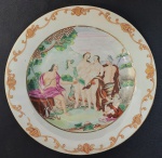 COMPANHIA DAS INDIAS   "O JULGAMENTO DE PÁRIS" - RARO E BELISSIMO PRATO EM PORCELANA FEITO PARA O MERCADO OCIDENTAL DECORADO COM A CÉLEBRE CENA DO JULGAMENTO DE PÁRIS. COM ESMALTES DA FAMILIA ROSA. REINADO QIANLONG (1736-1796). TRATA-SE DE UMA DAS DECORAÇÕES MAIS CÉLEBRES, RARAS E VALORIZADAS DE CIA DAS INDIAS PARA ESSE PERÍODO. EXEMPLAR DESSE SERVIÇO ESTA REPRODUZIDO NO LIVRO A PORCELANA DA COMPANHIA DAS INDIAS DE JORGE GETÚLIO VEIGA A PAGINA 112. TAMBÉM NO LIVRO DE François et Nicoles Hervouet, Yves Bruneau in La Porcelaine des Compagnies des Indes a Décor Occidental, nº 13.71, p. 310. CHINA, SEC. XVIII, 23 cm DE DIAMETRO. NOTA: O JULGAMENTO DE PARIS é um mito grego que narra acontecimentos que ajudaram no desfecho da Guerra de Tróia. Segundo a lenda, Zeus deu um banquete em comemoração ao casamento dePeleueTétis(pais deAquiles). No entanto,Eris, deusa da discórdia não foi convidada, pois ela teria feito a festa desagradável para todos. Irritada com essa afronta, Eris chegou à festa com uma maçã de ouro doJardim das Hespérides, que ela lançou na mesa, sobre o qual estava escrito "para a mais bela". Três deusas reivindicaram a maçã:Hera,AtenaeAfrodite. Elas pediram a Zeus para julgar qual delas era mais merecedora, e eventualmente ele, relutante em favorecer qualquer uma, declarou que Paris, um mortal de Troia, julgaria o caso, pois ele havia recentemente mostrado sua lealdade exemplar em um concurso em queAresem forma touro tinha derrotado o próprio touro premiado, e Páris, o pastor-príncipe, sem hesitação, galardoado com o prêmio para o deus. Assim aconteceu que, com Hermes como seu guia, as três candidatas se banharam na primavera de Ida, e em seguida, foram ver Paris sobre omonte Ida, no momento do clímax que é o ponto crucial do conto. Enquanto Paris inspecionados elas, cada uma usa seus poderes para suborná-lo; Hera ofereceu-se para fazê-lo rei daEuropae daÁsia, Atena ofereceu sabedoria e habilidade na guerra, e Afrodite, que teve asgraças e ashoraspara melhorar seus encantos com flores e música (de acordo com um fragmento doCypriacitado porAtenágoras de Atenas), ofereceu a mulher mais bonita do mundo (Eurípides, Andrômaca, l.284, Helena l. 676). Esta foiHelena de Esparta, esposa do rei gregoMenelau. Paris aceitou o presente de Afrodite e condecorado a maçã para ela, recebendo Helena, bem como a inimizade dos gregos e, especialmente, de Hera. As expedição dos gregos para recuperar Helena de Paris em Troia é a base mitológica daGuerra de Troia. O tema mitológico do julgamento de Paris, naturalmente deu aos artistas a oportunidade de representar uma espécie de concurso de beleza entre três belas mulheres nuas , mas o mito, pelo menos desdeEurípides, tem sido visto como uma escolha entre os dons que cada deusa encarna. O suborno envolvido é irônico e o ingrediente final. De acordo com uma tradição sugerida por Alfred J. Van Windekens,objetivamente, Hera era de fato a mais bonita, não Afrodite. No entanto, Hera era a deusa da ordem civil e das esposas traídas, entre outras coisas. Ela foi muitas vezes retratada como uma esposa megera, com ciúmes deZeus, e que muitas vezes escapou de seus controles, traindo ela com outras mulheres, mortais e imortais. Ela tinha fidelidade e castidade na mente e teve o cuidado de ser modesta enquanto Paris a estava inspecionando. Afrodite, embora não fosse tão bonita quanto Hera, era a deusa da sexualidade, e foi facilmente mais sexual e charmosa que ela. Assim, ela foi capaz de influenciar a Paris a julgá-la a mais bela. A beleza de Atena raramente é comentada nos mitos, talvez porque os gregos a colocaram como um ser assexuado, capaz de "superar" suas "fraquezas femininas" para tornar-se sábia e talentosa na guerra (ambos considerados domínios masculinos pelos gregos). Sua raiva por ter perdido a faz unir aos gregos na batalha contra Troia de Paris, um evento chave no ponto de reviravolta na guerra.