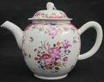 COMPANHIA DAS INDIAS - REINADO QIANLONG  (1735-1796)  - FORMIDÁVEL BULE DE COLEÇÃO EM PORCELANA COM DECORAÇÃO COM ESMALTES DA FAMÍLIA ROSA. EXUBERANTES ARRANJOS FLORAIS. TAMPA TEM PEGA COM FEITIO DE PESSEGO REMATADO EM OURO. CHINA, SEC XVIII. 23 CM DE COMPRIMENTO