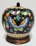 COMPANHIA DAS INDIAS JARRO PARA GENGIBRE FINAL DA DINASTIA QING, REINADO GUANGXU (1873) UM LINDO JARRO PARA GENGIBRE COM ESMALTES DA FAMILIA NOIR. EXUBERANTE DECORAÇÃO COM GRANDES MARIPOSAS, FRUTOS E RAMAGENS. A DECORAÇAO É LINDA! CHINA, CIRCA DE 1870. 23 X 22 CMNOTA: Na China antiga, os potes de gengibre eram usados para armazenar e transportar especiarias e ervas como sal e gengibre; quando esses potes chegaram à Europa, o componente gengibre do nome foi adotado e eles foram apelidados de "frascos de gengibre".Os potes de gengibre nem sempre foram tão populares, principalmente na Europa, e nem sempre foram conhecidos como potes de gengibre. Eles se originaram na China e foram introduzidos pela primeira vez na Europa no século XIX, quando foram empregados como itens ornamentais. Como afirmado anteriormente, os potes de gengibre eram usados na China para armazenar, transportar e armazenar sal, gengibre e óleo. Esses frascos foram feitos em uma variedade de variantes ou padrões brilhantes e menos populares, sendo a combinação de cores azul e branco a mais conhecida e popular. Devido à falta de demanda, as variedades menos populares são difíceis de encontrar. Vale a pena notar que esses frascos não são mais utilizados para sua função original, pelo menos não na Europa e em outras áreas do mundo; eles se tornaram essencialmente itens ornamentais. Os potes de gengibre podem ser reconhecidos não apenas por seu design artístico azul e branco, mas também por sua forma, que vem em vários tamanhos. Na maioria das casas, os jarros são adornados ou exibidos em grupos, mas um único pode ser tão bonito quanto. Uma coisa a ter em mente é que não há restrições sobre como você pode usar potes de gengibre como decoração em sua casa.