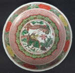 BELISSIMO MEDALHÃO EM PORCELANA COM ESMALTES DA FAMÍLIA VERDE CONTEM RESERVA NA CALDEIRA COM PÁSSARO FENGHUANG EM VOO E TAMBÉM FIGURA DE DRAGÃO. BORDA DECORADA COM BARRADO FLORAL. LINDA DECORAÇÃO TAMBÉM NA FACE OPOSTA DO MEDALHÃO. CHINA, SEC. XVIII. 33 CM DE DIAMETRO