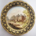 REI LOUIS PHILIPPE - SEVRES - SERVIÇO DAS VISTAS PEQUENAS - MANUFATURA REAL DE SEVRES - RARO E MAGNIFICO PRATO EM PORCELANA DA MANUFATURA DE SEVRES PERTENCENTE AO SERVIÇO DO REI LOUIS PHILIPPE CONHECIDO COMO SERVIÇO DAS  PEQUENAS VISTAS DA FRANÇA (Service des petites vues de France). A BORDA RECORTADA TEM FUNDO EM AZUL ROYAL E EXUBERANTE LAUREU EM OURO COM  RICAS GUIRLANDAS DO TIPO MALMAISON. A CALDEIRA PINTADA ARTISTICAMENTE MOSTRA VISTA DO PALACIO VAUX-LE-VICONTE QUE SERVIU DE INSPIRAÇÃO PARA O REI LOUIS XIV PARA A CONSTRUÇÃO DO PALÁCIO DE VERSAILLES E TEM UMA HISTÓRIA BASTANTE INTERESSANTE ENVOLVENDO O HOMEM DA MÁSCARA DE FERRO (VIDE NAS NOTAS ABAIXO). ESSE RARO PERTENCE AO SERVIÇO DE LOUIS PHILIPPE TIDO COMO UM DOS MAIS BELOS DA REALEZA FRANCESA. MARCAS DA MANUFATURA SE SEVRES, DO CHATEAU DE TULLERIES E DO REI LOUIS PHILLIPE. FRANÇA, PRIMEIRA METADE DO SEC. XIX. 23 CM DE DIAMETRO. NOTA: O Castelo de Vaux-le-Vicomte (ou Palácio de Vaux-le-Vicomte, Château de Vaux-le-Vicomte na sua verdadeira designação em francês) é um palácio setecentista francês, construído em estilo Barroco entre 1658 e 1661. Fica situado na comuna de Maincy, departamento de Sena e Marne, 50 km. a sudeste de Paris, próximo de Melun.Este castelo foi construído pelo Superintendente das Finanças de Luís XIV, Nicolas Fouquet. Este último apelou aos melhores artistas da época para construir o seu palácio: o arquitecto Louis Le Vau, o pintor Charles Le Brun e o paisagista André Le Nôtre. O talento desta equipa serviria a Luís XIV para a construção do seu Palácio de Versalhes depois da prisão de Fouquet.O palácio é a maior propriedade privada com o título de Monument historique (Monumento histórico) na França, obra-prima da arte francesa do século XVII.O pai de Nicolas Fouquet, François IV Fouquet, de origem angevina, vendeu o seu lugar de Conselheiro do Parlamento de Paris e comprou o de maître des requêtes (mestre das petições). Este último cargo colocou-o ao serviço do Cardeal Richelieu e da sua política. A família Fouquet envolveu-se na Contra-Reforma, resposta Católica ao Protestantismo. O casal teve quinze filhos dos quais sobreviveram doze, entre eles Nicolas Fouquet, nascido em 1615Nicolas Fouquet estudou no Colégio de Clermont, em Paris, que era mantido pelos Jesuítas. Em 1635 comprou, tal como o seu pai, um cargo de maître des requêtes. Cinco anos mais tarde, casou com Louise Fouché. O pai desta, um parlamentar afortunado, deu-lhe um grande dote. Em 1641, a esposa de Nicolas Fouquet faleceu, deixando uma grande fortuna ao seu marido. Nesse mesmo ano, este comprou o domínio de Vaux-le-Vicomte.Em 1650, Fouquet adquire o cargo de Procurador Geral no Parlamento de Paris. Os Grandes, descendentes dos antigos Senhores, e os oficiais, dos quais os parlamentares fazem parte, opõem-se violentamente à autoridade Real durante a Fronda. Apesar de ser um oficial, Fouquet permanece fiel ao rei e ao Cardeal Mazarin, o sucessor do Cardeal Richelieu. No dia 4 de Fevereiro de 1651, Fouquet casa com a filha de um rico parlamentar, Marie-Madeleine de Castille. Em Fevereiro de 1653, torna-se Superintendente das Finanças com o Marquês Abel Servien, em recompensa pela fidelidade ao Rei, então uma criança, durante a Fronda. No ano seguinte compra a casa de Saint-Mandé e depois, em 1658, a Belle-Isle. Em Fevereiro de 1659, depois da morte de Servien, Fouquet passa a ser o único Superintendente das Finanças.No dia 17 de Agosto de 1661, recebeu o Rei e toda a Corte para uma festa grandiosa de 3 000 pessoas, organizada pelo seu Intendente, François Vatel, para inaugurar o fim dos trabalhos no Château de Vaux-le-Vicomte. Infelizmente, o soberano tomou mais tarde a decisão de aprisionar Fouquet. Luis XIV considerou-o demasiado poderoso e ambicioso e por isso fez D'Artagnan prendê-lo algumas semanas depois desta festa. Foi acusado de querer servir-se da Belle-Isle para conspirar contra o Rei, assim como de ter ascendido na vida à custa de dinheiro desviado. Ao fim de um processo que durou três anos, Fouquet foi condenado a passar 15 anos preso na fortaleza de Pinerolo, na Itália, onde morreu em 1680. Depois de numerosas suposições sobre a identidade do "Homem da máscara de ferro", várias pesquisas afirmam que Nicolas Fouquet era esse prisioneiro. Esta hipótese foi confirmada graças ao estudo dos salários dos carcereiros e a diferentes depoimentos da época.A construção do palácio progrediu rapidamente, mas para tal foi necessário destruir várias casas e arrasar as colinas. De 1653 a 1654, realizaram-se os primeiros trabalhos de adução de água, assim como o prolongamento do grande parterre. Em 1655, o parque fica totalmente encerrado. O pequeno canal, as fontes, alguns parterres de flores e a grande alameda em terraço são realizados no interior do parque do palácio. Em 1656, o arquitecto Daniel Gittard termina as fundações do palácio. No dia 2 de Agosto de 1656, é celebrado o contrato sobre os planos do palácio.Vaux-le-Vicomte foi construído em pedra branca de Creil, apesar de as dependências e as áreas comuns terem arranjos em tijolo. A alvenaria ficou concluída e o vigamento é colocado em 1657. O telhado foi colocado em 1658. Agora, podiam começar as decorações interiores.A partir de Setembro 1658, o pintor Charles Le Brun instala-se no palácio. Este recebe a visita do Cardeal Mazarin no dia 25 de Junho de 1659 e de Luis XIV, de Monsieur Filipe de França seu irmão e da Rainha Mãe, Ana de Áustria no dia 14 de Julho do mesmo ano. A 10 de Julho de 1660, o rei e a sua esposa, a Rainha Maria Teresa param aqui. O dono do lugar gostava de receber os maiores espíritos do seu tempo, como Madeleine de Scudéry, Paul Pélisson ou Jean de La Fontaine. No dia 12 de Julho de 1661, Fouquet dá uma festa em honra da Rainha-mãe de Inglaterra, Henriqueta Maria de França e, no dia 17 de Agosto do mesmo ano, uma outra em honra de Luis XIV.Esta última festa, organizada por François Vatel, foi de um grande esplendor, com espectáculos utilizando as mais avançadas técnicas da época, representações de peças de teatro (entre as quais Les Fâcheux de Molière) e fogos de artifício, a fazerem parte do programa. Todas estas festividades faustosas deixaram, contudo, Luis XIV ainda mais invejoso e suspeitoso. Foi depois desta festa, a 5 de Setembro de 1661, que o rei ordenou a sua prisão. O aprisionamento de Fouquet não pode, no entanto, ser atribuído unicamente a esta única festa; esta decisão já fôra tomada vários meses antes.