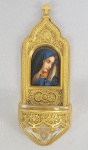 PRECIOSO RECIPIENTE PARA ÁGUA BENTA EM BRONZE ORMULU COM PLACA EM PORCELANA DECORADA COM  ESMALTES APRESENTA BELA E COMOVENTE IMAGEM DA VIRGEM DOLOROSA. O CRISTAL DO RECIPIENTE  É ARTISTICAMENTE LAPIDADO. INTRICADA DECORAÇÃO ESTILO NEO GÓTICO FAZ DESSA UMA PEÇA DEVOCIONAL E SUBLIME. FRANÇA, FINAL DO SEC. XIX. 20 CM DE ALTURA