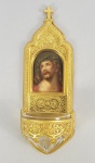 BÉNITIER - PRECIOSO RECIPIENTE PARA ÁGUA BENTA EM BRONZE ORMULU COM PLACA EM PORCELANA DECORADA COM  ESMALTES.  APRESENTA BELA E COMOVENTE IMAGEM DO CRISTO ECCE HOMO (FORMA PAR COM A OFERTADA NO LOTE ANTERIOR). O CRISTAL DO RECIPIENTE  É ARTISTICAMENTE LAPIDADO. INTRICADA DECORAÇÃO ESTILO NEO GÓTICO FAZ DESSA UMA PEÇA DEVOCIONAL E SUBLIME. FRANÇA, FINAL DO SEC. XIX. 20 CM DE ALTURA