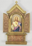 TRÍPTICO ORATÓRIO ESTILO NEO GÓTICO EM BRONZE ORMOLU E COBRE. QUANDO ABERTAS AS PORTA  APRESENTA-SE IMAGEM DEVOCIONAL DE SAGRADO CORAÇÃO DE JESUS ARTISTICAMENTE PINTADO SOBRE PLACA EM PORCELANA. FRANÇA, SEC. XIX. 22 CM DE ALTURA