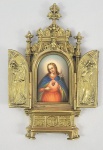 TRÍPTICO ORATÓRIO ESTILO NEO GÓTICO EM BRONZE ORMOLU. QUANDO ABERTAS AS PORTA  APRESENTA-SE IMAGEM DEVOCIONAL DE SAGRADO CORAÇÃO DE MARIA ARTISTICAMENTE PINTADA SOBRE PLACA EM PORCELANA. FRANÇA, SEC. XIX. 20 CM DE ALTURA