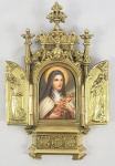 TRÍPTICO ORATÓRIO ESTILO NEO GÓTICO EM BRONZE ORMOLU. QUANDO ABERTAS AS PORTA  APRESENTA-SE IMAGEM DEVOCIONAL DE SANTA TERESINHA DO MENINO JESUS (LISEUX)  ARTISTICAMENTE PINTADA SOBRE PLACA EM PORCELANA. FRANÇA, SEC. XIX.  17 CM DE ALTURA