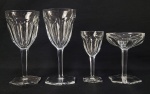 BACCARAT HARCOURT  COM SELO DA MANUFATUTRA  MAGNIFICO E IMPECÁVEL  CONJUNTO DE 4 TAÇAS EM CRISTAL DE BACCARAT MODELO HARCOURT  (EXCEDENTE DO CONJUNTO APREGOADO NO LOTE ANTERIOR) SÃO DUAS GRANDES TAÇAS PARA ÁGUA, 1 TAÇA PARA CHAMPAGNE E UMA TAÇA PARA VINHO TINTO. 19 CM DE ALTURA (TAÇA PARA ÁGUA) NOTA: A coleção Harcourt 1841, é a mais antiga do catalogo Baccarat, é conhecida pelo seu design icônico. Criada em 1841, a taça Harcourt foi escolhida por ícones históricos.A coleção Harcourt 1841 também tem sido um marco do poder francês, selecionada desde a época de Napoleão III até seu uso contemporâneo no Palais de l'Élysée. O cristal Harcourt 1841 é caracterizado por sua forma arquitetônica: um formato impressionante, desde o padrão de corte plano do bojo, a geometria chanfrada da haste até o pé hexagonal. Seu trabalho artesanal é aparente de todos os ângulos de sua forma majestosa e graciosa. Beber um copo Harcourt 1841 é fazer parte do passado elegante e histórico da marca.