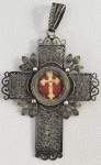 RELICARIO DO SANTO LENHO DE CRISTO (CRUZ DE CRISTO) EM TECA DE PRATA DE LEI FILIGRANADA COM CORDÕES DE SIGILO E SELO EM CERA COM BRASAO CARDINALICIO. ACONDICIONADO EM ESTOJO. EUROPA, SEC. XVIII. 7,5 CM DE ALTURANOTA: NOTA: No calendário litúrgico católico o dia 3 de maio é celebrado pela Igreja como o dia em queSanta Helenaencontrou aSanta Cruz de Cristo. É uma data simbólica, pois há controvérsias quanto à data histórica exata em que as buscas promovidas pela mãe do imperador Constantino de fato identificaram aVera Cruz, como foi chamada a verdadeira Cruz em que Jesus foi morto no Gólgota. Esse evento, em latim, é chamado de Inventio Sanctae Crucis, literalmente Encontro da Santa Cruz. De acordo com o Breviário Romano: Após aquela insigne vitória que o imperador Constantino obteve sobre Maxêncio, quando recebeu de Deus o sinal da Cruz do Senhor (In hoc signo vinces), Santa Helena, mãe de Constantino, tendo recebido uma revelação num sonho, foi a Jerusalém para procurar zelosamente a Cruz. Lá cuidou ela de destruir a imagem de Vênus, em mármore, que, para apagar a memória da paixão de Cristo Senhor, os gentios haviam colocado no lugar da Cruz e que ali permanecera durante cerca de 180 anos. O mesmo ela fez no presépio do Salvador, onde fora posto um simulacro de Adônis, e no lugar da ressurreição, onde haviam colocado um de Júpiter. Purgado, assim, o local da Cruz, foram encontradas depois de profundas escavações três cruzes, e, à parte delas, a inscrição que havia sido posta sobre a Cruz do Senhor. Como não se sabia sobre qual das três ele deveria ser afixado, um milagre sanou a dúvida. Eis que Macário, bispo de Jerusalém, tendo elevado preces a Deus, levou cada uma das cruzes a três mulheres que sofriam de grave enfermidade, e, enquanto as demais de nada serviram às mulheres, a terceira Cruz, levada à terceira mulher, curou-a imediatamente. Santa Helena, tendo encontrado a Cruz da salvação, construiu ali uma igreja magnificentíssima, na qual depositou parte da Cruz em urnas de prata, entregando outra parte a seu filho, Constantino, que a levou a Roma, à igreja da Santa Cruz de Jerusalém, edificada no palácio Sessoriano. Ela também entregou ao filho os cravos que trespassaram o Santíssimo Corpo de Jesus Cristo. Naquele tempo, Constantino sancionou uma lei para que, desde então, ninguém fosse condenado ao suplício da cruz, e aquilo que antes era castigo e maldição para os homens passou a ser glória e objeto de veneração.