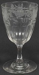 BARÃO DE SÃO GONÇALO  LINDO GOBLET EM CRISTAL DO ATELIER DOS IRMÃOS SIEBER DE PETRÓPOLIS. DECORADO COM LAPIDAÇÃO FORMANDO EXUBERANTES ROSAS E RAMAGENS. RESERVA COM MONOGRAMA SG SOB COROA DE BARÃO. PERTENCEU AO BARÃO DE SÃO GONÇALO, BELARMINO RICARDO DE SIQUEIRA. EXEMPLAR IDENTICO A ESSE ESTÁ REPRODUZIDO NA PAGINA 328 E 329 DO LIVRO O CRISTAL NO IMPÉRIO DO BRASIL DE JORGE GETULIO VEIGA ET AL. SEC. XIX. 15 CM DE ALTURA NOTA: Belarmino Ricardo de Siqueira, o Barão de São Gonçalo, foi um político, fazendeiro e industrial e proprietário de companhias de transportes. Filho do Coronel Carlos José Siqueira Quintanilha e de Maria Antônia do Amaral, nasceu em Madressilva, Saquarema, em 1791. Faleceu no dia 9 de setembro de 1873, no Cubango, Niterói. Atuou como comandante superior da Guarda Nacional dos Municípios de Magé e Niterói (São Gonçalo). Também foi provedor do Asilo de Santa Leopoldina. As terras de Belarmino eram extensas propriedades gonçalenses. Suas fazendas agrícolas se chamavam Engenho Novo e Jacaré. Elas ficavam na região compreendida entre o Patronato e o Porto Novo, tornando-o senhor absoluto da região durante o período imperial. O imperador D. Pedro II esteve diversas vezes em sua casa, inclusive na Fazenda do Engenho Novo. Além da posse de bens em solo gonçalense, era possuidor de inúmeras outras propriedades, como em Niterói, no Centro, Cubango e Ingá; em Araruama; na cidade do Rio de Janeiro, na antiga Rua do Sacramento, número 13, até onde hoje é a Avenida Passos, em prédio de 3 andares praticamente um quarteirão, entrecortado pela Igreja de Nossa Senhora Lampadosa, ambos de sua propriedade. Recebendo em 1849, aos 58 anos, o título de Barão de São Gonçalo, pela sua diversificada projeção sócio-política e principalmente econômica, sabendo-se ainda que o Império Brasileiro assentou as suas bases na nobreza, Belarmino Ricardo de Siqueira recebeu ainda os títulos de Grande do Império (1854), Fidalgo Cavaleiro da Casa Imperial e Oficial da Imperial Ordem da Rosa (1855), e Comendador da mesma ordem (1876), Comandante Superior da Guarda Nacional de Magé e Niterói (1826 a 1842). Provedor do Asilo Santa Leopoldina, fundou e presidiu o Banco Rural e Hipotecário e membro do Conselho Fiscal do Instituto Fluminense de Agricultura, tornando-se, outrossim, detentor de honrosas láureas,  proporcionando-lhe uma natural vaidade e um imenso orgulho pelo status ocupado, superior na época. O Imperador D. Pedro II, seu amigo pessoal, concedeu-lhe vários títulos, conforme as cópias dos Decretos que transcrevemos a seguir:  Sua Magestade, o Imperador, houve por bem nomear por Carta Patente de 22 do mês próximo pretérito, comandante Superior da Guarda Nacional dos Municípios de Niterói e Magé ao Coronel Belarmino Ricardo de Siqueira, que nesta data prestou juramento e tomou posse  o que de ordem do Exmo. Presidente da Província à Câmara Municipal de Niterói. Secretaria do Governo da Província do Rio de Janeiro, 26 de julho de 1842  João Cândido de Deus e Silva Querendo distinguir e honrar a Belarmino Ricardo de Siqueira: Hei por bem fazer-lhe mercê, em sua vida, o título de Barão de São Gonçalo. Palácio do Rio de Janeiro, em dezoito de abril de mil oitocentos e quarenta e nove, vigésimo oitavo da Independência e do Império  P. Visconde de Montalegre.