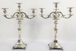 CANDELABROS REVERSIVEIS PRATA P COROADA. PAR DE LINDOS CANDELABROS EM PRATA DE LEI REVERSIVEIS PARA CASTIÇAIS CPOM MARCAS PARA CIDADE DO PORTO (P COROADO) E PRATEIRO JOÃO BAPTISTA CORREIA ATIVO EM MEADOS DO SEC. XIX (MOITINHO PAG 258). GALHADA COM TRÊS LUMES DE ELABORADA EXECUÇÃO COM BOBECHES SIMULANDO LINDAS FLORES. A RETIRADA DA GALHADA REVERTE AS PEÇAS PARA A FORMA DE CASTIÇAIS.COM MESMO ARREMATE NAS BOBECHES. FUSTE FACETADO, BASE EM PLATEAU CAPRICHOCHAMENTE REMATADO POR FLORES E RAMAGENS. ASSENTES SOBRE QUATRO PÉS DE GARRA ORNADOS COM FLORES E RAMAGENS. PORTUGAL, MEADOS DO SEC. XIX.40 CM DE ALTURA. 2425 G