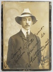 ALBERTO SANTOS DUMONT - FOTOGRAFIA COM DEDICATÓRIA DE ALBERTO SANTOS DUMONT PARA ANTONIO DA SILVA PRADO JUNIOR. A DEDICATORIA ESCRITA DE PUNHO TEM O SEGUINTE TEXTO: AO AMIGO ANTONIO PRADO JUNIOR SOUVENIR DE A SANTOS-DUMONT 1907.  ESSA FOTOGRAFIA ALÉM DE UMA DISTINÇÃO PELA AMIZADA DOS DOIS PERSONAGENS MARCA UM FATO IMPORTANTE PARA AVIAÇÃO MUNDIAL, FOI RECEBIDA NA VIAGEM QUE ANTONIO DA SILVA PRADO JUNIOR FEZ COM SUA ESPOSA A PARIS EM 1907 E EM 10 DE AGOSTO DE 1907,  SUBIU COM DONA EGLANTINA PENTEADO E EDUARDO PRADO NO BALÃO LUTÉCE, PILOTADO POR NINGUÉM MENOS QUE ALBERTO SANTOS-DUMONT, DO QUAL ERA AMIGO.  ANTONIO DA SILVA PRADO JUNIOR ERA NETO DO BARÃO DE IGUAPE, FILHO DO CONSELHEIRO SILVA PRADO, QUE FOI INFLUENTE POLITICO NO PERÍODO IMPERIAL E NO ALVORECER DA REPÚPLICA FOI O PRIMEIRO PREFEITO DA CIDADE DE SÃO PAULO. FRANÇA, 1907 15 X 10,8 CMNOTA: Antônio da Silva Prado Júnior nasceu em São Paulo em 1880, filho de Antônio daSilva Prado. Seu pai foi deputado geral por São Paulo (1869-1875, 1885 e 1886), ministroda Agricultura (1885-1888) e das Relações Exteriores (1888), conselheiro do Império apartir de 1888, e prefeito de São Paulo de 1899 a 1911. Alcançou muito prestígio e erainfluente nos assuntos da Federação.Prado Júnior formou-se pela Escola de Engenharia de São Paulo. De vida social intensa,frequentava clubes esportivos, entre eles o Atlético Clube Paulistano, do qual foipresidente, e não tinha experiência política. Ainda assim, quando Washington Luís,presidente de São Paulo e seu amigo pessoal, foi eleito presidente da República, convidou-oa assumir a prefeitura do Distrito Federal.  Empossado em 15 de novembro de 1926, sucedendo a Alaor Prata, Prado Júniorteve sua gestão marcada pela elaboração do primeiro Plano de Remodelação, Extensão eEmbelezamento da Cidade do Rio de Janeiro, estudado por uma equipe de técnicosestrangeiros chefiada pelo urbanista francês Alfred Agache. Em 1927, solicitou aoConselho Municipal autorização para contratar uma empresa especializada emlevantamento de dados aerofotogramétricos, bem como a aprovação de crédito para colocarem prática o Plano de Remodelação e Extensão da Cidade, sob o argumento de que assimse solucionariam os problemas de higiene, estética, transporte e circulação da metrópole em crescimento. Propôs também a criação de um órgão permanente que cuidaria dos assuntos ligados ao plano e se conectaria com os diferentes serviços públicos. Permaneceu no cargo até 24 outubro de 1930, data da saída de Washington Luís dapresidência da República, por força da revolução que trouxe Getúlio Vargas ao poder.Faleceu em São Paulo em 1955. Foi também deputado estadual e diretor da Companhia Paulista de Estradas de Ferro.Prado Júnior também foi um homem abandonado e pioneiro em algumas conquistas brasileiras. Em 10 de agosto de 1907, em Paris, elevou-se com a esposa Eglantina Penteado e Eduardo Prado no balão Lutéce, pilotado por ninguém menos que Alberto Santos-Dumont, do qual era amigo.2 Entre 16 e 17 de abril de 1908, protagonizou, junto com outros companheiros (Clóvis Glicério, Bento Canavarro e Mário Cardim) a primeira travessia automobilística de São Paulo, numa viagem de 37 horas entre a capital paulista e a cidade de Santos. Eles utilizaram um veículo francês Motobloc, de 36 cavalos a vapor. Esta história foi contada numa obra literária lançada durante as festividades do centenário desta viagem.Em 1941, ajudou a fundar a Associação Brasileira para Prevenção de Acidentes (ABPA), no Rio de Janeiro, e foi seu primeiro presidente. Prado Júnior também foi um homem ousado e pioneiro em algumas conquistas brasileiras. Em 10 de agosto de 1907, em Paris, subiu com a esposa Eglantina Penteado e Eduardo Prado no balão Lutéce, pilotado por ninguém menos que Alberto Santos-Dumont, do qual era amigo.2 Entre 16 e 17 de abril de 1908, protagonizou, junto com outros companheiros (Clóvis Glicério, Bento Canavarro e Mário Cardim) e o conde Jacques Bouly de Lesdain, a primeira travessia automobilística de São Paulo, numa viagem de 36 horas entre a capital paulista e a cidade de Santos. Eles utilizaram um veículo francês Motobloc, de 36 cavalos vapor, enquanto o o conde Lesdain utilizou um automóvel Brasier 16/26HP3. Esta história foi contada numa obra literária lançada durante as festividades do centenário desta viagem.Casou-se com Eglantina Penteado em 19 de outubro de 1901 em São Paulo