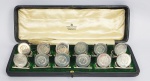 ANTONIO DA SILVA PRADO JUNIOR -(1880-1955) - PRATA DE LEI INGLESA. CONJUNTO COM 12 MARCACORES DE LUGAR A MESA EM PRATA DE LEI COM MARCAS PARA CIDADE DE CHESTER, INICIO DO SEC. XX. MARCAS DO PRATEIRO MAPPIN & WEBB TAMBÉM ESTOJO ORIGINAL. EM ESTILO E ÉPOCA ART DECO ESSES LINDOS MARCADORES DE LUGAR TEM RESERVAS COM MONOGRAMA APJ. PERTENCERAM A ANTONIO DA SILVA PRADO JUNIOR, FILHO DO CONSELHEIRO ANTONIO DA SILVA PRADO E PREFEITO DA CIDADE DO RIO DE JANEIRO, ENTÃO DISTRITO FEDERAL NA GESTÃO DO PRESIDENTE PAULISTA WHASHINGTON LUIZ. INGLATERRA, INICIO DO SEC. XX. 4 X 3,5 CMNOTA: Antônio da Silva Prado Júnior nasceu em São Paulo em 1880, filho de Antônio daSilva Prado. Seu pai foi deputado geral por São Paulo (1869-1875, 1885 e 1886), ministroda Agricultura (1885-1888) e das Relações Exteriores (1888), conselheiro do Império apartir de 1888, e prefeito de São Paulo de 1899 a 1911. Alcançou muito prestígio e erainfluente nos assuntos da Federação.Prado Júnior formou-se pela Escola de Engenharia de São Paulo. De vida social intensa,frequentava clubes esportivos, entre eles o Atlético Clube Paulistano, do qual foipresidente, e não tinha experiência política. Ainda assim, quando Washington Luís,presidente de São Paulo e seu amigo pessoal, foi eleito presidente da República, convidou-oa assumir a prefeitura do Distrito Federal.  Empossado em 15 de novembro de 1926, sucedendo a Alaor Prata, Prado Júniorteve sua gestão marcada pela elaboração do primeiro Plano de Remodelação, Extensão eEmbelezamento da Cidade do Rio de Janeiro, estudado por uma equipe de técnicosestrangeiros chefiada pelo urbanista francês Alfred Agache. Em 1927, solicitou aoConselho Municipal autorização para contratar uma empresa especializada emlevantamento de dados aerofotogramétricos, bem como a aprovação de crédito para colocarem prática o Plano de Remodelação e Extensão da Cidade, sob o argumento de que assimse solucionariam os problemas de higiene, estética, transporte e circulação da metrópole em crescimento. Propôs também a criação de um órgão permanente que cuidaria dos assuntos ligados ao plano e se conectaria com os diferentes serviços públicos. Permaneceu no cargo até 24 outubro de 1930, data da saída de Washington Luís dapresidência da República, por força da revolução que trouxe Getúlio Vargas ao poder.Faleceu em São Paulo em 1955. Foi também deputado estadual e diretor da Companhia Paulista de Estradas de Ferro.Prado Júnior também foi um homem abandonado e pioneiro em algumas conquistas brasileiras. Em 10 de agosto de 1907, em Paris, elevou-se com a esposa Eglantina Penteado e Eduardo Prado no balão Lutéce, pilotado por ninguém menos que Alberto Santos-Dumont, do qual era amigo.2 Entre 16 e 17 de abril de 1908, protagonizou, junto com outros companheiros (Clóvis Glicério, Bento Canavarro e Mário Cardim) a primeira travessia automobilística de São Paulo, numa viagem de 37 horas entre a capital paulista e a cidade de Santos. Eles utilizaram um veículo francês Motobloc, de 36 cavalos a vapor. Esta história foi contada numa obra literária lançada durante as festividades do centenário desta viagem.Em 1941, ajudou a fundar a Associação Brasileira para Prevenção de Acidentes (ABPA), no Rio de Janeiro, e foi seu primeiro presidente. Prado Júnior também foi um homem ousado e pioneiro em algumas conquistas brasileiras. Em 10 de agosto de 1907, em Paris, subiu com a esposa Eglantina Penteado e Eduardo Prado no balão Lutéce, pilotado por ninguém menos que Alberto Santos-Dumont, do qual era amigo.2 Entre 16 e 17 de abril de 1908, protagonizou, junto com outros companheiros (Clóvis Glicério, Bento Canavarro e Mário Cardim) e o conde Jacques Bouly de Lesdain, a primeira travessia automobilística de São Paulo, numa viagem de 36 horas entre a capital paulista e a cidade de Santos. Eles utilizaram um veículo francês Motobloc, de 36 cavalos vapor, enquanto o o conde Lesdain utilizou um automóvel Brasier 16/26HP3. Esta história foi contada numa obra literária lançada durante as festividades do centenário desta viagem.Casou-se com Eglantina Penteado em 19 de outubro de 1901 em São Paulo