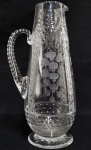 EDUARDO PAULO DA SILVA PRADO (1860-1901)   FORMA CONJUNTO COM O APREGOADO NO LOTE ANTERIOR E COM OS PRÓXIMOS - THOMAS WEBB & SONS  ESCOLA DE WILLIAM FRITSCHE  O CRISTAL DA ARISTOCRACIA INGLESA. JARRO PARA VINHO  EM CRISTAL SOPRADO E LAPIDADO A MANEIRA DE CRISTAL DE ROCHA FORTEMENTE GRAVADO E POLIDO EM PADRÕES DE FRUTOS DE AMEIXEIRA BEM ESPAÇADOS ASSIM COMO SUAS RAMAGENS. LAPIDAÇÃO GEOMÉTRICA,  FAZ PARTE DO SERVIÇO EM CRISTAL APREGOADO NOS PRÓXIMOS LOTES. OS CRISTAS DE THOMAS WEBB & SONS SÃO DISTINGUIDOS POR SEU ASPECTO E  REFRAÇÃO CARACTERÍSTICA DE CRISTAIS DE ROCHA LAPIDADOS. TAL SE DEU COM A TÉCNICA TRAZIDA PARA INGLATERRA PELO GRAVADOR BOHEMIO WILLIAM FRITSCHE (18531924). FRITSCHE LEVOU A NÍVEIS ANTES IMPENSÁVEIS A TÉCNICA DE LAPIDAÇÃO A MANEIRA DE CRISTAL DE ROCHA EM CRISTAL FUNDIDO, USANDO UMA TÉCNICA BOÊMIA DO SÉCULO XVII DE CORTE DE DECORAÇÃO EM ALTO RELEVO EM UMA PLACA ESPESSA DE VIDRO DE CHUMBO DESCOLORIDO COM ALTO ÍNDICE DE REFRAÇÃO. O CRISTAL É SOPRADO, COM ALÇA APLICADA E PÉ RECORTADO APLICADO. INGLATERRA, FINAL DO SEC. XIX. 27 CM DE ALTURANOTA: Eduardo Paulo da Silva Prado nasceu na cidade de São Paulo em 27 de fevereiro de 1860, filho de Martinho da Silva Prado e de Veridiana da Silva Prado. Seu pai, além de fazendeiro, foi deputado provincial em São Paulo em três legislaturas. Sua mãe era filha de Antônio da Silva Prado, o barão de Iguape, que foi vereador em São Paulo de 1853 a 1856. Seus irmãos também ocuparam posições de destaque: Antônio da Silva Prado foi, durante o Império, deputado geral, ministro da Agricultura, ministro dos Estrangeiros e senador, e na República, prefeito da capital paulista de 1899 a 1911; Martinho da Silva Prado foi constituinte de 1891 e deputado federal de 1891 a 1893; e Antônio Caio da Silva Prado foi presidente das províncias de Alagoas (1887-1888) e do Ceará (1888-1889). Estava na Europa quando a República foi proclamada, em 15 de novembro de 1889, e a partir de então passou a combater no novo regime em sua coluna. Como Frederico de S. questionou a intransigência do marechal Deodoro da Fonseca, o primeiro presidente do país: O Brasil está neste momento sob o regime militar. Quanto tempo durará este regime? No tempo do Imperador, quando o soberano resistia ao ministro, se estes insistiam, a coroa. cedia. Hoje, quando o marechal Deodoro pensar de um modo e os seus ministros de outro, quem cederá? Em 1890, esses artigos foram reunidos no livro Fastos da ditadura militar no Brasil. Em 1891, voltou a morar no Brasil. Segundo seu biógrafo, Cândido Mota Filho, assim fez para lutar contra a República da qual era crítico ferrenho, mas não se filiou a nenhum grupo de oposição ao regime. Não pertencia a partido político. Não representava qualquer corrente organizada da opinião pública. Punha, tão só, o seu destino pessoal a serviço de uma causa, que estava perdida sem clamores e maiores protestos, escreveu Mota Filho. Em 1892 lançou Anulação das liberdades públicas e em 1893, A ilusão americana, em que criticava a República Federativa dos Estados Unidos e a tentativa de copiar tal modelo no Brasil. Era contra a influência que o governo americano tinha no Brasil, por considerá-la excessiva, e expressou essa crítica no panfleto A Espanha, em que condenava o apoio dado pelos americanos a Cuba na época da independência da ilha. Mesmo morando no Brasil, manteve correspondência com Eça de Queirós, que lhe teria feito uma homenagem no romance A cidade e as serras, inspirando-se nele para criar o personagem Jacinto, que abandonava Lisboa para viver na serra de Tormes, no interior de Portugal. Tornou-se sócio do Instituto Histórico e Geográfico Brasileiro, na seção de São Paulo, onde morava, e lançou a brochura Conferência sobre a vida e ação do padre Anchieta. Quando um grupo de intelectuais cariocas, com os escritores Machado de Assis, Joaquim Nabuco e Rodrigo Otávio à frente, fundou a Academia Brasileira de Letras (ABL), foi convidado a participar. O grupo inicial tinha 30 membros e seriam necessários mais dez para ficar de acordo com a Academia Francesa, o modelo a ser seguido. Esteve na reunião de fundação da ABL, em 20 de julho de 1897, e assumiu a cadeira de n 40, cujo patrono era o barão do Rio Branco. Em 1899 foi um dos autores de A década republicana, coletânea organizada pelo visconde de Ouro Preto, último presidente de gabinete do Império, em que os monarquistas criticavam a República. Em 1900 publicou seu último livro, III Centenário de Anchieta, biografia do jesuíta. Morreu em São Paulo em 20 de agosto de 1901, sem deixar filhos