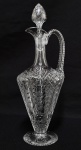 EDUARDO PAULO DA SILVA PRADO (1860-1901)   FORMA CONJUNTO COM O APREGOADO NO LOTE ANTERIOR E COM OS PRÓXIMOS - THOMAS WEBB & SONS  ESCOLA DE WILLIAM FRITSCHE  O CRISTAL DA ARISTOCRACIA INGLESA. DECANTER EM CRISTAL LAPIDADO A MANEIRA DE CRISTAL DE ROCHA FORTEMENTE GRAVADO E POLIDO EM PADRÕES DE FRUTOS DE AMEIXEIRA BEM ESPAÇADOS ASSIM COMO SUAS RAMAGENS. LAPIDAÇÃO GEOMÉTRICA, GARGALO FACETADO E SERRILHADO. ROLHA EM FORMA DE BOLA GRAVADA COM PADRÃO CORRESPONDENTE. FAZ PARTE DO SERVIÇO EM CRISTAL APREGOADO NOS PRÓXIMOS LOTES. OS CRISTAS DE THOMAS WEBB & SONS SÃO DISTINGUIDOS POR SEU ASPECTO E  REFRAÇÃO CARACTERÍSTICA DE CRISTAIS DE ROCHA LAPIDADOS. TAL SE DEU COM A TÉCNICA TRAZIDA PARA INGLATERRA PELO GRAVADOR BOHEMIO WILLIAM FRITSCHE (18531924). FRITSCHE LEVOU A NÍVEIS ANTES IMPENSÁVEIS A TÉCNICA DE LAPIDAÇÃO A MANEIRA DE CRISTAL DE ROCHA EM CRISTAL FUNDIDO, USANDO UMA TÉCNICA BOÊMIA DO SÉCULO XVII DE CORTE DE DECORAÇÃO EM ALTO RELEVO EM UMA PLACA ESPESSA DE VIDRO DE CHUMBO DESCOLORIDO COM ALTO ÍNDICE DE REFRAÇÃO. O CRISTAL É SOPRADO, COM ALÇA APLICADA E PÉ RECORTADO APLICADO. INGLATERRA, FINAL DO SEC. XIX. 36 CM DE ALTURANOTA: Eduardo Paulo da Silva Prado nasceu na cidade de São Paulo em 27 de fevereiro de 1860, filho de Martinho da Silva Prado e de Veridiana da Silva Prado. Seu pai, além de fazendeiro, foi deputado provincial em São Paulo em três legislaturas. Sua mãe era filha de Antônio da Silva Prado, o barão de Iguape, que foi vereador em São Paulo de 1853 a 1856. Seus irmãos também ocuparam posições de destaque: Antônio da Silva Prado foi, durante o Império, deputado geral, ministro da Agricultura, ministro dos Estrangeiros e senador, e na República, prefeito da capital paulista de 1899 a 1911; Martinho da Silva Prado foi constituinte de 1891 e deputado federal de 1891 a 1893; e Antônio Caio da Silva Prado foi presidente das províncias de Alagoas (1887-1888) e do Ceará (1888-1889). Estava na Europa quando a República foi proclamada, em 15 de novembro de 1889, e a partir de então passou a combater no novo regime em sua coluna. Como Frederico de S. questionou a intransigência do marechal Deodoro da Fonseca, o primeiro presidente do país: O Brasil está neste momento sob o regime militar. Quanto tempo durará este regime? No tempo do Imperador, quando o soberano resistia ao ministro, se estes insistiam, a coroa. cedia. Hoje, quando o marechal Deodoro pensar de um modo e os seus ministros de outro, quem cederá? Em 1890, esses artigos foram reunidos no livro Fastos da ditadura militar no Brasil. Em 1891, voltou a morar no Brasil. Segundo seu biógrafo, Cândido Mota Filho, assim fez para lutar contra a República da qual era crítico ferrenho, mas não se filiou a nenhum grupo de oposição ao regime. Não pertencia a partido político. Não representava qualquer corrente organizada da opinião pública. Punha, tão só, o seu destino pessoal a serviço de uma causa, que estava perdida sem clamores e maiores protestos, escreveu Mota Filho. Em 1892 lançou Anulação das liberdades públicas e em 1893, A ilusão americana, em que criticava a República Federativa dos Estados Unidos e a tentativa de copiar tal modelo no Brasil. Era contra a influência que o governo americano tinha no Brasil, por considerá-la excessiva, e expressou essa crítica no panfleto A Espanha, em que condenava o apoio dado pelos americanos a Cuba na época da independência da ilha. Mesmo morando no Brasil, manteve correspondência com Eça de Queirós, que lhe teria feito uma homenagem no romance A cidade e as serras, inspirando-se nele para criar o personagem Jacinto, que abandonava Lisboa para viver na serra de Tormes, no interior de Portugal. Tornou-se sócio do Instituto Histórico e Geográfico Brasileiro, na seção de São Paulo, onde morava, e lançou a brochura Conferência sobre a vida e ação do padre Anchieta. Quando um grupo de intelectuais cariocas, com os escritores Machado de Assis, Joaquim Nabuco e Rodrigo Otávio à frente, fundou a Academia Brasileira de Letras (ABL), foi convidado a participar. O grupo inicial tinha 30 membros e seriam necessários mais dez para ficar de acordo com a Academia Francesa, o modelo a ser seguido. Esteve na reunião de fundação da ABL, em 20 de julho de 1897, e assumiu a cadeira de n 40, cujo patrono era o barão do Rio Branco. Em 1899 foi um dos autores de A década republicana, coletânea organizada pelo visconde de Ouro Preto, último presidente de gabinete do Império, em que os monarquistas criticavam a República. Em 1900 publicou seu último livro, III Centenário de Anchieta, biografia do jesuíta. Morreu em São Paulo em 20 de agosto de 1901, sem deixar filhos