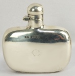 HIP FLASK (GARRAFA PORTÁVEL PARA BEBIDA/GARRAFA DE BOLSO) EM PRATA DE LEI COM MARCAS PARA CIDADE DE SHEFFIELD E LETRA DATA 1931. PRATEIRO JAMES DIXON & FILHOS.  A TAMPA É ROSQUEÁVEL PAR EVITAR VAZAMENTO DA BEBIDA. NO BOJO  INICIAL "C" . INGLATERRA, SEC. XX. 10 X 10 CMNOTA: O hip flaskl começou a aparecer na forma que é hoje reconhecido no século XVIII, inicialmente utilizado por membros da pequena nobreza . Versões menos compactas já estavam em produção há vários séculos. Notavelmente, na Idade Média , há vários relatos de frutas evisceradas sendo usadas para armazenar bebidas alcoólicas. Durante o século XVIII, as mulheres que embarcavam em navios de guerra britânicos atracados contrabandeavam gim para dentro do navio em frascos improvisados, criados a partir de bexigas de porco e escondidos dentro de suas anáguas . Após o ato de proibição na América da década de 1920 , o estado de Indiana proibiu a venda produção desses. Frascos antigos, especialmente aqueles feitos de prata, são agora itens de colecionador muito procurados.