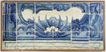 PAINEL DE AZULEJOS EM ESTILO ROCOCÓ DA SEGUNDA METADE DO  SEC. XVIII COM PADRÃO DECORATIVO DITO  ASA DE MORCEGO. MULTIPLOS CONCHEADOS, VOLUTAS. INTENSIFICADOS POR COLORAÇÃO VIBRANTE E VARIADA. PRODUÇÃO PROVÁVEL DA REAL FÁBRICA DE FAIANÇAS DO RATO. PORTUGAL, SEC. XVIII. 80 X 40 CMNOTA: A arte da azulejaria havia de criar raízes na Península Ibérica por influência dos árabes que, para as terras conquistadas, trouxeram os desconhecidos mosaicos para ornamentar as paredes dos seus palácios, conferindo-lhes brilho e ostentação através de um jogo geométrico complexo. O estilo fascinou espanhóis e portugueses e, os artesãos da ibéria, meteram mãos à obra: pegaram na técnica mourisca, simplificaram-na e adaptaram os padrões ao gosto ocidental.Os primeiros exemplares usados em Portugal  os Hispano mouriscos -, vieram nos finais do século XV de Sevilha e serviram para revestir paredes de palácios e igrejas. Passados cerca de setenta anos, em 1560, começaram a surgir em Lisboa oficinas de olaria que produziam azulejos segundo a técnica de faiança, importada de Itália.A originalidade da utilização do azulejo português e o diálogo que estabelece com as outras artes vai fazer dele caso único no mundo. No Museu Nacional do Azulejo encontram-se painéis que testemunham a evolução e a monumentalidade desta peça de cerâmica decorativa que se adapta às necessidades e acompanha os estilos das diferentes épocas. O Retábulo da Nossa Senhora da Vida, dos finais do século XVI, composto por 1384 azulejos que sobreviveram ao grande terramoto, é para a historiadora de arte, Alexandra Curvelo, um exemplo da importância do azulejo em Portugal.Na azulejaria portuguesa surgem cena inusitadas, que surpreendem, quer pela originalidade, quer pela audácia do artesão em substituir seres humanos por macacos, onças e galinha, por exemplo, construindo desta forma histórias fantasiosas, irónicas, que despertam o riso. A preocupação em trazer novos temas para as artes decorativas, assenta muitas vezes num certo improviso associado a esta forma única de querer fazer diferente, que podemos apreciar no painel destacado no vídeo em baixo, intitulado A Caça ao Leopardo. A policromia dos amarelos, dos verdes, dos castanhos arroxeados, irá dar lugar ao azul sobre fundo branco, duas cores herdadas por influência holandesa e da porcelana oriental.Depois do terremoto de 1755 a reconstrução de Lisboa vai impor outro ritmo na produção de azulejos de padrão, hoje designados pombalinos, usados para decoração dos novos edifícios. Os azulejos são fabricados em série, combinando técnicas industriais e artesanais. Nos finais do século XVIII o azulejo deixa de ser exclusivo da nobreza e do clero, a burguesia abastada faz as primeiras encomendas para as suas quintas e palácios. Os painéis contam, por vezes, a história da família e até da sua ascensão social, como se vê no conjunto intitulado História do Chapeleiro António Joaquim Carneiro, exposto no Museu Nacional do Azulejo.A partir do século XIX, o azulejo ganha mais visibilidade, sai dos palácios e das igrejas para as fachadas dos edifícios, numa estreita relação com a arquitetura. A paisagem urbana ilumina-se com a luz refletida nas superfícies vidradas. A produção azulejar é intensa, são criadas novas fábricas em Lisboa, Porto e Aveiro. Mais tarde, já em pleno século XX, o azulejo entra nas estações de caminho de ferro e metro, alguns conjuntos são assinados por artistas consagrados. A tradição fez-se ainda mais popular, apresentando-se como solução decorativa para cozinhas e casas-de-banho, numa prova de resistência, inovação e renovação desta pequena peça de cerâmica.