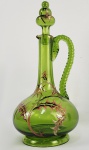 EMILLE GALLE - LINDO DECANTER EM  VIDRO ARTISCO VERDE COM DECORAÇÃO ESMALTADA COM  RAMAGENS E FLORES DE CARDO E TAMBÉM  CRUZ DE LORRAINE, ASSINADO SOB A BASE. RARA PRODUÇÃO DO  PRIMEIRO PERÍODO APROXIMADAMENTE 1880-1885. FRANÇA, SEC. XIX.  23,5 CM DE ALTURANOTA: ÉMILE GALLÉ - ( Nancy , 08 de maio de 1846 - Nancy , 23 de setembro de 1904) é considerado um dos principais expoentes do movimento Art Nouveau. Seus primeiros trabalhos foram executados usando vidro transparente decorado com esmalte, mas ele logo criou um estilo original que se caracterizava por um vidro pesado, opaco , esculpido ou gravado com motivos vegetais, muitas vezes em duas ou mais cores conhecido como Cameo Glass . Sua carreira decolou depois que sua obra recebeu elogios na Exposição de Paris de 1878 . Dentro de uma década de outra exibição bem sucedida na Exposição de Paris de 1889 , Gallé tinha alcançado fama internacional e seu estilo, com sua ênfase no naturalismo e motivos florais, estava na vanguarda do movimento Art Nouveau emergente. O que é menos conhecido é o engajamento social de Gallé. Ele era um humanista convicto, e esteve envolvido na organização de escolas noturnas para a classe trabalhadora (l ' Université populaire de Nancy ). Ele foi tesoureiro da filial Nancy da Liga dos Direitos Humanos da França e, em 1898, com grande risco para o seu negócio, um dos primeiros a envolver-se ativamente na defesa de Alfred Dreyfus (um capitão do exército francês de origem judaica. Injustamente acusado e condenado por traição - depois anistiado e reabilitado - foi o centro de um famoso episódio de conotações sociais e políticas, durante a Terceira República Francesa, e que ficou conhecido como o caso Dreyfus). .Ele também defendeu publicamente os judeus romenos e falou em defesa dos católicos irlandeses contra a Grã-Bretanha, apoiando William O'Brien , um dos líderes da revolta irlandesa. Em 1901, juntamente com Victor Prouvé ,Louis Majorelle , Antonin Daum e Eugene Vallin , fundou um movimento Art Nouveau conhecida como École de Nancy (A Escola Nancy). Muitas das obras Gallé são mantidos no Musée de l'École de Nancy.