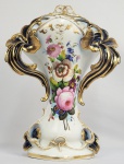 GRANDE FLOREIRO EM PORCELANA DE LIMOGES COM REQUINTADA DECORAÇÃO COM EXUBERANTES ESMALTES FLORAIS E ARREMATES EM OURO. SOB A BASE ESTA ASSINADO LF. LINDO FORMATO! FRANÇA, SEC. XIX. 35 CM DE ALTURA