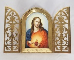 PLACA EM PORCELANA ENCERRADA EM ORÁTORIO EM BRONZE ORMOLU DE ESTILO NEO GÓTICO. QUANDO AS PORTAS SÃO ABERTAS É APRESENTADA FIGURA DE SAGRADO CORAÇÃO DE JESUS PINTADO SOBRE PORCELANA. CHAMA ATENÇÃO A QUALIDADE DA LINDA PINTURA. FRANÇA, INICIO DO SEC. XX. 13 CM DE ALTURA