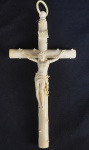 CRUCIFIXO EM MARFIM RICAMENTE ENTALHADO A CRUZ SIMULA ESPINHOS. O CRISTO É ENTALHADO COM ERUDIÇÃO. DIEPPE, FRANÇA, SEC. XIX. 27 CM DE ALTURA NOTA: Dieppe, uma cidade portuária francesa no Canal da Mancha. Até o final do sec. XIX. a cidade ainda era um centro de comércio de marfim, com navios trazendo presas de elefantes e morsas da África e da Ásia. Quando a cidade portuária começou a perder sua proeminência, o mercado de esculturas de marfim também cessou.