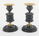 ELEGANTE PAR DE CASTIÇAIS EM BRONZE PATINADO COM ARREMATES EM ORMOLU . ESTILO E ÉPOCA IMPÉRIO SÃO DECORADOS COM FLORES, RAMOS DE CARVALHO E SEUS FRUTOS. EXCEPCIONAL FUNDIÇÃO! FRANÇA, SEC. XIX. 13 CM DE ALTURA