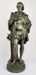 CONDE DE BARROS -  ESTEVÃO DE SOUZA BARROS -  WILLIAN SHEAKSPEARE (1564-1616)- GRANDE ESCULTURA EM PETIT BRONZE. REPRESENTA O ESCRITOR WILLIAM SHAKESPEARE . DE GRANDE DIMENSÃO E DE EXCELENTE QUALIDADE. GUARNECEU A BIBLIOTECA DO CONDE DE BARROS. EUROPA, SEC. XIX. 70 CM DE ALTURA NOTA: Luiz Antonio de Souza Barros (1809 1887) era filho de Luiz Antonio de Souza e Genebra Leite de Barros. Nasceu em Itu e foi o único dos filhos a herdar o sobrenome da mãe. Teve 5 irmãos, sendo que era irmão do barão de Limeira (Vicente de Souza Queiroz) e do barão de Souza Queiroz (Francisco de Souza). Ainda menino, com 8 anos apenas, foi enviado à Portugal para estudar. Com o falecimento de seu pai, em 1819, Luiz Antonio de Souza Barros retorna ao Brasil e irá viver na casa de sua irmã Ilídia Mafalda (futura Marquesa de Valença) e de seu cunhado o desembargador Estevão Ribeiro de Rezende (futuro barão de Rezende), em São Paulo. Luiz Antonio de Souza Barros é considerado pela historiografia tradicional como sendo um dos grandes nomes da aristocracia imperial paulistana de meados do século XIX. Cafeicultor, senhor de escravos e moderno capitalista, foi um dos organizadores da Companhia Paulista de Estradas de Ferro. Possuía posses, escravos e propriedades em São Paulo, Piracicaba, Campinas e São Carlos. Tinha uma vida ligada tanto à São Paulo quanto ao Rio de Janeiro. Vivia na Corte e na Província Paulista, nos salões aristocráticos do Rio de Janeiro numa exibição de luxo e bom gosto ou nos meios mais modestos e provincianos de São Paulo, com costumes ainda nitidamente coloniais, ou ainda nas fazendas de cana do interior paulista (Torres, 2010). Luiz Antonio de Souza Barros entrou para o cenário político da Província de São Paulo assumindo e exercendo o cargo de Prefeito de São Paulo (foi o primeiro prefeito da província paulista). Seu governo foi duramente criticado, pois ... mais lavrador do que político, mais habituado à administração e aos problemas da zona rural do que aos da zona urbana, não obstante sua elevada posição social e econômica, o novo prefeito é duramente criticado mais de uma vez, pelos vereadores, principalmente pela sua ausência. Pedira logo uma licença que lhe fora concedida pelo então vice-presidente da província, o senador Queiroz (Torres, 2010:28). Após sua renúncia, assumiu a presidência da Câmara Municipal da Província de São Paulo. Recebeu os títulos de Comendador de Cristo (título de origem portuguesa) e Dignatário da Rosa13 (título de origem brasileira). Tendo, inicialmente, investido em engenhos de açúcar, principalmente em Piracicaba (como na Fazenda São Lourenço, por exemplo), substituiu suas plantações de cana-de-açúcar pelas do café. Foi favorável à implantação da mão de obra estrangeira em suas fazendas e investiu em maquinários para o beneficiamento do café. Embora fosse para Piracicaba e para suas outras fazendas em períodos de colheitas, morava em São Paulo. Assim, ... a família Souza Barros vive como a maior parte das famílias de recursos, como quase todos os grandes fazendeiros, assistindo às procissões religiosas, discutindo política, em meio a festas familiares, durante uma parte do ano, em São Paulo, e, morando na casa de sua irmã, ao retornar de Portugal para o Brasil, apaixona-se pela sua sobrinha (Ilídia Rezende) e casa-se com esta. Tiveram 9 filhos: Ilídia de Souza Whitaker (casada com seu primo João Guilherme de Aguiar Whitaker); Luiza Augusta de Souza Vergueiro (casada com seu primo Joaquim Vergueiro); Francisca de Souza Barros (casada com seu primo Bento Aguiar de Barros); Estevão de Souza Barros casado com Leonor Assumpção Barros); José de Souza Barros (casado com Josefina Dias Aguiar e, depois, com Luiza De La Floret), Francisco de Souza Barros (casado com Francisca Ferraz do Amaral); Amélia Hygina de Souza Barros (casada com seu primo José Manoel de Mesquita); Izabel de Souza Barros (casada com seu primo Bento Francisco de Paula Souza); e Luiz de Souza Barros (falecido sem casar-se). Viúvo em 1847, casou-se novamente, em 1850, com D. Felicíssima de Almeida Campos14, filha do tenente Domingos de Almeida Campos e D. Maria Inácia Leite. Desta união, teve 10 filhos: Maria de Souza Barros (casada com seu primo Antonio Paes de Barros filho do barão de Piracicaba); Luiz de Souza Barros (sem informações de casamento); Eliza de Souza Barros (casada com Ignácio Xavier Paes de Campos Mesquita); Antonio de Souza Barros (casado com Augusta Loureiro de Souza Barros); Fernando de Souza Barros (casado com sua prima Candida Paes de Barros); Adelina de Souza Barros (sem identificação de casamento); Felicíssima de Souza Barros (sem identificação de casamento); Roberto de Souza Barros (casado com Maria de Camargo); Eugenia de Souza Barros (casada com João Theen); e Antonia de Souza Barros (casada com Carlos Ralston).