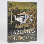 FAZENDAS DO OURO TEXTOS DE MARY DEL PRIORE E ALEXEI BUENO APRESENTAÇÃO E HISTÓRICO DAS FAZENDAS FERNANDO TASSO FRAGOSO PIRES FOTOGRAFIAS CRISTIANO MASCAVO SELEÇÃO DAS FAZENDAS ARTHUR MARIO BELISARIO VIANNA RIO DE JANEIRO EDIÇÕES FADEL 2011 RICAMENTE ILUSTRADO COM ENCADERNAÇÃO E SOBRE-CAPAS ORIGINAIS DA EDITORA EM PERFEITO ESTADO COM 277 PÁGS. TAM 24 X 31CMNOTA: O livro apresenta 22 fazendas, sendo 20 fazendas mineiras. Entre estas estão a Fazenda Nossa Senhora da Conceição das Corvinas e a Fazenda Santo Antônio, localizadas em Barra Longa.