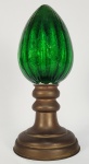 PINHA (BOULE D'ESCALIER) - GRANDE  E LINDA PINHA EM CRISTAL NA TONALIDADE. BASE EM METAL. O VERDE MAGNIFICO TEM BELA IRIDESCENCIA. FRANÇA, SEC. XIX.28 CM DE ALTURA  (há uma pequena trinca na base)NOTA: Boule DEscalier ou bolas de escada começaram a ser fabricas em cristal pela manufatura SAINT LOUIS em 1845. Além do aspecto ornamental, elas tinham uma razão prática para existir: a conveniência de ocultar intersecção do corrimão no balaústre na base da escada. A manufatura de BACCARAT começou logo a seguir em 1846. Seguiu-lhes a manufatura de CLICHY (1849). A Whiterfriars Manufactory (Reino Unido) começou um pouco atrasada e não lançou as primeiras bolas de vidro até 1855. Inicialmente elas eram em blocos de cristal maciço (e logo depois passaram a ser ocadas). As Grandes cristalleries francesas como Baccarat e Saint-Louis produziram verdadeiras obras de arte cujas facetas capturavam a iridescência azulada da iluminação a gás. Em seguida, a bola foi adornada à maneira do cristal da boêmia, alternando a transparência das peças lapidas com as áreas planas do vidro colorido. Assim o artesão criava efeitos de luz a partir de formas geométricas sob uma segunda camada de cristais coloridos colocados na superfície: técnica chamada de "sobreposição". Das escadas, as Boule DEscaliers passaram a adornar as salas dos colecionadores que reúnem modelos e cores diferentes o que as torna encantadoras e decorativas.