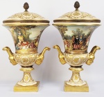 SEVRES - FABULOSO PAR DE ANFORAS COM FUNDO EM ROSE POMPADOUR E MAGNIFICOS TRABALHOS EM OURO. REQUINTADAS ALÇAS LATERAIS COM FIGURAS MITOLÓGICAS NA JUNÇÃO DE CADA HASTE UMA CABEÇA DE PERSONAGEM MITOLOGICO. . BASE ME BALAUSTRE. AS CENAS SÃO MAGNIFICAS REPRESENTAM FESTIVIDADE NO CAMPO COM CENAS DE  BRINCADEIRAS DE RODA, PESSOAS ANIMADAS EM CONVERSAS, PIQUINIQUE. 50 X 29 CM