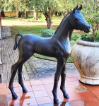 A. PAULO -  POTRA - LINDA E REALISTA ESCULTURA EM BRONZE REPRESENTANDO FIGURA  DE POTRA EM TAMANHO NATURAL. DATADA DE 1991. 134 X 112  CM