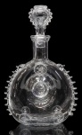 BACCARAT  - COM MARCAS DAS MANUFATURA DECANTADOR DE CONHAQUE LOUIS XIII EM CRISTAL BACCARAT, ENCOMENDA PARA REMY MARTIN, COM FLOR DE LIS EM RELEVO E LATERAIS COM ARREMATES EM SERRILHA NAS LATERAIS. ROLHA EM FORMA DE LÁGRIMA. MARCA ACIDADA NA BASE.  FRANÇA, SEC. XX. 28 CM DE ALTURA