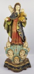 VIRGEM COM MENINO JESUS - ESCULTURA DE VERTENTE INDO PORTUGUESA EM MADEIRA COM ROSTO E MÃOES EM MARFIM  APRESENTA FIGURA DA VIRGEM SEGURANDO MENINO JESUS COM POSTURA DE BENÇÃO. ROBUSTA BASE COM SEIS CABEÇAS DE ANJOS EM R0LO DE NUVENS COM CRESECENTE LUNAR. GOA, INDIA, SEC. XVIII OU XIX. 50 CM DE ALTURA