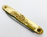 CANIVETE EM OURO DECORADO COM FIGURAS VEGETALISTAS RELEVADAS. EUROPA, LAMINA EM AÇO. INICIO DO SEC XX. 9 CM DE COMPRIMENTO. 35,8 GR (PESO TOTAL)