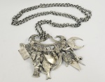 JÓIA DE CRIOULA LINDA E FORMIDÁVEL PENCA DE BALANGANDÃS EM PRATA DE LEI. COMPOSTA POR SUPORTE COM 24 BALANGANDÃS EXCEPCIONAIS. SUPORTE MUITO BONITO ADORNADO COM FIGURA DE PÁSSAROS. VIDE NOS CRÉDITOS EXTRAS DESSE LOTE FOTO DE ESCRAVA USANDO PENCA DE BALANGANDÃ EM SUA INDUMENTÁRIA. OS BALANGANDÃS DIVERSOS E DE EXCEPCIONAL QUALIDADE TEM SENTIDO DE RELIGIOSIDADE E PROTEÇÃO. ALGUNS LIGADOS AOS ORIXÁS COMO TARTARUGA, ESPADA, PEIXE, COROA, LUA. ESTRELA, INDIO. OUTROS LIGADOS A PROTEÇÃO COMO DENTE DE TIGRE, MEMBROS DO CORPO COMO PERNA, BRAÇO, OLHOS, UMBIGO, SEIOS,  FERRADURA, REPRESENTAÇÃO DE CASA, DUAS LINDAS CHAVE, OUTROS INSTRUMENTOS DE TRABALHO COMO PÁ. MOEDA DE 2000 REIS DO IMPERADOR DOM PEDRO II. UMA EFIGIE DE DOM PEDRO II. TAMBÉM SIMBOLOS CRISTÃOS COMO CRUZ, CAVEIRA, ANCORA, TAMBÉM UM TOURO. ESTA É UMA DAS MAIS COMPLETAS E BONITAS PENCAS DE BALANGANDÃ QUE JÁ VI.  BAHIA, SEC. XIX. 16 X 12 CM 842 GNOTA: Rompendo com regras sociais e até leis, mulheres negras que compraram sua alforria encontraram em adornos feitos em ouro e prata a forma mais direta de afirmar sua identidade. Só para se ter uma ideia da ousadia delas, no Brasil do período colonial, os negros eram proibidos de usar tecidos finos e joias. A venda de produtos diversos pelas ruas, principalmente alimentos, foi a forma que elas encontraram não só para comprar a liberdade como também para bancar a ostentação. Eram as chamadas escravas de ganho. Entre os elementos pendentes, em sua maioria também em prata, os mais frequentes são a figa, a chave, as moedas, o cilindro, a romã, o cacho de uvas, o peixe e os dentes de animais, remetendo a diferentes tradições. As jóias das crioulas confeccionadas nos séculos XVIII e XIX, consistem em uma coleção de peças de joalheria, especificamente para serem usadas por mulheres negras ou mestiças, na condição de escravas, alforriadas ou libertas. Estes adornos são hoje, objetos de museu, apresentados como exemplares de um tipo muito particular de joalheria, sempre associados às crenças religiosas de suas usuárias, ou vinculados aos senhores de escravos, como exemplo paradigmático de comportamento destes indivíduos, que adornavam suas escravas com uma quantidade exacerbada de jóias de ouro para exibir poder e riqueza. Os escravos de ganho saíam para trabalhar, em tempo parcial ou integral e deviam entregar ao senhor uma parte previamente acertada entre ambos do dinheiro que recebiam por dia ou por semana. Alguns desses cativos não moravam na casa do seu proprietário. Os exemplos mais marcantes desses escravos ganhadores são os mascates de ambos os sexos, os carregadores que trabalhavam em grupo, os artesãos e as quitandeiras Nas novas condições, a melhor estratégia era acumular em jóia, os valores, que um dia, seriam suficientes para a compra de sua alforria, de seus filhos, de parentes e amigos, ou seja, a compra da sua liberdade e também, a dos seus entes queridos. Ou ainda, participando da rede de solidariedade estabelecida pelos escravos, doando suas jóias para caixa de alforrias (fundos comuns para a libertação de escravos). Esta é a principal razão de se classificar estas peças como um design de resistência, por estes adornos de corpo significarem a sobrevivência ao sistema escravocrata. Assim, a joalheria escrava simboliza a resistência destas mulheres a condição de mercadoria. Usar jóias como acessório era imprescindível à elegância da mulher negra, sendo um fato tão pujante que vários viajantes de passagem pela Bahia foram uníssonos em apontar esta peculiar característica, impactante ao ponto de determinar uma portaria real no ano de 1636: El-Rei, tendo tomado conhecimento do luxo exagerado que as escravas do Estado do Brasil mostram no seu modo de vestir, e a fim de evitar este abuso e o mau exemplo que poderia seguir-se-lhe, Sua Majestade dignou-se decidir que elas não poderiam usar vestidos de seda nem de tecido de cambraia ou de holanda, com ou sem rendas, com ou sem rendas, nem enfeites de ouro e de prata sobre seus vestuários. Com este luxo, as escravas causam uma baixa de moral nas capitanias, pervertem os homens brancos, do que resulta o cruzamento das raças e o aumento sempre crescente do numero de pessoas de cor, o que de modo algum é conveniente (Jóia Escrava: design de resistência Slave Jewel: resistances design- Ana Beatriz Simon Factum)