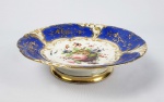 DOM PEDRO II E BARÃO DE ITACURUÇÁ (MANOEL MIGUEL MARTINS O GRANDE ARREMATANTE DOS LEILÕES IMPERIAIS APÓS A PROCLAMAÇÃO DA REPÚBLICA). MAGNIFICA FRUTEIRA EM PORCELANA COM EXUBERANTE BORDA EM AZUL REMATADA EM OURO COM CACHOS DE UVAS E PARRAS. PALMÁCEAS RELEVADAS COMPLETAM A DECORAÇÃO. CALDEIRA COM LUXURIANTE DECORAÇÃO FLORAL. ELEVADO SOBRE PÉ CIRCULAR REMATADO EM OURO. MARCAS DA CASA COMERCIAL B WALLERSTEIN & CIA IMPORTADORA DO RIO DE JANEIRO.. ESSE SERVIÇO HÁ MUITO TEMPO TEM SIDO ALVO DE DISCUSSÕES SOBRE A TITULARIDADE DO ENCOMENDANTE INICIAL. ISSO PROQUE A DECORAÇÃO É IDÊNTICA AO SERVIÇO DE CAÇA DE DOM PEDRO II. ENTRETANTO EM ESTUDO RECENTE CHEGOU-SE AOS ASPECTOS QUE FAZEM REIVINDICAR AO IMPERADOR PEDRO II E SEU SERVIÇO DE CAÇA TAMBÉM ESSE SERVIÇO QUE PERTENCEU POSTERIORMENTE AO BARÃO DE ITACURAÇÁ ADQUIDIRO NO LEILÃO DOS PAÇOS IMPERIAIS. SENÃO VEJAMOS: A MARCA DO IMPORTADOR SOB A LOUÇA É DA CASA COMERCIAL B WALLERSTEIN & CIA IMPORTADORA DO RIO DE JANEIRO NAS RUA DO OUVIDOR, FORNECEDORES DA CASA IMPERIAL E IDENTICA A MARCA DA LOUÇA DO SERVIÇO DE GALA DE DOM PEDRO I. BERNANDO WALLERSTEIN ESTABELECEU-SE NA RUA DO OUVIDOR AINDA EM 1828, SOB O NOME DE WALLERSTEIN & CIA, DURANTE O PRIMEIRO IMPÉRIO APÓS DESVINCULAR-SE DA P SAISSET & CIA COM QUEM TINHA SOCIEDADE. AINDA NA DÉCADA DE 1840, QUANDO O BARÃO DE ITACURUÇÁ SEQUER TINHA NASCIDO MUDOU SUA RAZÃO SOCIAL PARA B. WALLERSTEIN E M. MASSET PORTANTO ESSA LOUÇA FOI CERTAMENTE ENCOMENDADA NA DECADA DE 1840 NUNCA PELO BARÃO DE ITACURUÇÁ. O FATO DA DECORAÇÃO SER IDÊNTICA A DO SERVIÇO IMPERIAL DE CAÇA TAMBÉM REFORÇA A UNIDADE DO APARELHO. O LIVRO DA MORDOMIA DO PAÇO DE SÃO CRISTÓVÃO RELATA VÁRIAS ENCOMENDAS DE PORCELANA FEITAS A CASA DE BERNARDO WALLERSTEIN NA DECADA DE 1840: 192$500 A BERNARDO WALLTERSTEIN E CIA., POR QUINHENTOS E DEZESSEIS PRATOS DE PORCELANA FINA 5:132$736 A BERNARDO WALLERSTEIN, POR NOVE DÚZIAS E QUATRO CASAIS DE XÍCARAS DE PORCELANA FINA DOURADA 373$330: A WALLERSTEIN, LOUÇA DE PORCELANA FINA 927$000 A B. WALLERSTEIN, POR QUATRO CAIXAS COM LOUÇA DE PORCELANA FINA 4:848$000 . FINALMENTE O BARÃO DE ITACURUÇÁ COMO GRANDE ARREMATANTE DOS LEILÕES DO PAÇO APÓS A PROCLAMAÇÃO DA REPÚBLICA ADQUIRIU DENTRE OUTRAS PRECIOSIDADES TODO O SERVIÇO DE PORCELANA DO CASAMENTO DE D. PEDRO I E D. AMÉLIA DE LEUCHTEMBURG ERA UM APRECIADOR DE PORCELANAS IMPERIAIS. SEGUNDO O ANÚARIO DO MUSEU IMPERIAL DE PETRÓPÓLIS PUBLICADO EM 1944 OS CATÁLOGO DO QUARTO E SEXTO LEILÕES DO PAÇO DE SÃO CRISTÓVÃO EM 1890 TRAZEM DESCRITOS COMO LOTE 838 A SEGUINTE DESCRIÇÃO: - 1 SOBERBO SERVIÇO DE FINA PORCELANA FRANCESA, ESMALTE AZUL, OURO, E FINAS PINTURAS, COM 568 PEÇAS PARA JANTAR. ESTÁ AÍ A DESCRIÇÃO DO SERVIÇO IMPERIAL MUITO PROVAVELMENTE ARREMATADO PELO BARÃO DE ITACURUÇÁ. AINDA O LOTE 857 TRAZ A SEGUINTE DESCRIÇÃO: 857 - 1 RIQUÍSSIMO SERVIÇO DE FINÍSSIMA PORCELANA DE SÈVRES COM PRIMOROSAS PINTURAS A ESMALTE E ARMAÇÃO DE BRONZE DOURADO A FOGO, 17 PEÇAS EM VITRINE (PRESENTE DE NAPOLEÃO III À IMPERATRIZ DONA TERESA CRISTINA. ENTÃO O LOTE 857 É O APARELHO PRESENTEADO POR NAPOLEÃO III AOS IMPERADORES E NÃO O DO LOTE NUMERO 838 QUE QUASE INDUBITAVELMENTE É O SERVIÇO ADQUIRIDO PELO BARÃO DE ITACURUÇÁ. REPRODUZIDO NA PAGINA 274 DO LIVRO LOUÇA DA ARISTOCRACIA NO BRASIL DE JENNY DREYFUS E NA PAGINA 44 DO LIVRO LOUÇA HISTÓRICA MUSEU DE ARTE DA BAHIA. FRANÇA, 22,5 CM DE DIAMETRO.NOTA: Manoel Miguel Martins Barão de Itacurussá, nasceu em10 de novembro de 1831 em Sant'Ana do Itacurusá e faleceu em 01 de janeiro de 1911, filho deJoão Martins e de Gertrudes Margarida. Casou em09 de março de 1867, no Rio de Janeiro, com Jerônyma Eliza de Mesquita, Baronesa de Itacurusá nascida em02 de junho de1851 no Rio de Janeiro/RJ e batizada na Igreja de Santa Rita, e falecida em 24 de setembro de 1917, filha de Jerônymo José de Mesquita Conde de Mesquita e de Elisa Maria de Amorim. Casaram-se em 09 de março de 1867 (portanto Jerônima estava com 16 anos de idade) na Igreja de S. Francisco Xavier. Título nobiliárquico de Barão de Itacurussá outorgado , em 25 de março de 1888, a Manuel Miguel Martins era um título de origem toponímica. Ilha e povoação do Estado do Rio de Janeiro, lugar de onde era natural este titular. Foi um homem riquíssimo, proprietário de terras e capitalista do Rio de Janeiro. Sua esposa a baronesa Jerônima Elisa de Mesquita Martins, era filha do conde de Mesquita e neta do marquês de Bomfim. O Barão foi o grande comprador do Leilão do Paço Imperial, onde além de muitas preciosidades, adquiriu todo o serviço de porcelana do casamento de D. Pedro I e D. Amélia de Leuchtemburg.