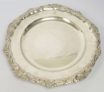 VISCONDE DE OURO PRETO  AFONSO CELSO DE ASSIS FIGUEIREDO  (1836-1912)  - SALVA DE APARATO EM PRATA DE LEI COM ABA RELEVADA DECORADA COM ELEMENTOS VEGETALISTAS. RESERVA COM BRAÃO DE ARMAS DO TITULAR.  PERTENCEU A AFONSO CELSO DE ASSIS FIGUEIREDO , O VISCONDE DE OURO PRETO, PRESIDENTE DO ULTIMO CONSELHO DE MINISTROS DE DOM PEDRO II (UMA FUNÇÃO DE  PRIMEIRO MINISTRO)  DISSOLVIDO PELO GOLPE REPUBLICANO DE 1889. FOI TAMBÉM MINISTRO DA FAZENDA, MINISTRO DA MARINHA. TAMBÉM SENADOR POR MINAS GERAIS E DEPUTADO GERAL PELA MESMA PROVÍNCIA. ABOLICIONISTA CONVICTO. FOI AGRACIADO COM O TÍTULO DE VISCONDE DE OURO PRETO EM 1888. BRASIL, SEC. XIX. 39 CM DE DIAMETRO. NOTA: Nasceu em Ouro Preto, MG, em 21 de fevereiro de 1837, e faleceu em Petrópolis, RJ, em 21 de dezembro de 1912. Formou-se em Direito pela Faculdade de São Paulo (1858). Jurista de renome, foi, entretanto, a política sua principal ocupação. Deputado provincial, em 1864 elegeu-se deputado-geral, sendo sempre reeleito até 1879, quando foi escolhido, pelo iImperador, em lista tríplice, para o Senado. Na Câmara, onde foi líder de sua bancada, destacou-se na luta pela Abolição do cativeiro e pela reforma eleitoral. Em 1866, aos 29 anos, foi ministro da Marinha, em plena guerra contra o Paraguai. Em 1878, como ministro da Fazenda, reforçou o sistema protecionista, tendo elevado as taxas alfandegárias e envidado esforços para impedir o contrabando através de nossas fronteiras, especialmente as do Sul e de Mato Grosso. Em 1889, num dos momentos mais difíceis da política imperial, assumiu a presidência do Conselho de Ministros. Teve de enfrentar a aguerrida oposição de adeptos do regime republicano, entre os quais Rui Barbosa, Benjamin Constant, José do Patrocínio, padre João Manuel de Carvalho e outros, tanto na Câmara como, principalmente, na imprensa. A crise proveniente da questão militar atingiu, então, seu apogeu, e o visconde de Ouro Preto (título com que fora agraciado em 1888), na madrugada de 15 de novembro de 1889, entregou a chefia do Gabinete ao Imperador. O golpe militar derrubou, também, a monarquia. Proclamada a República, Ouro Preto foi preso e exilado na Europa, juntamente com o irmão conselheiro Carlos Afonso de Assis Figueiredo. Além de jurista, dirigiu vários jornais, escrevendo sobre Política e Direito, principalmente. Em 1900 foi eleito sócio efetivo do IHGB, passando a honorário em 1903. Integrou as Comissões de História e Fundos e Orçamento. Em 1905, foi eleito primeiro vice-presidente. Publicou: A Marinha de Outrora, RJ.