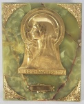 LINDA PLACA EM ONIX  COM MONTURE EM BRONZE ARTISTICAMENTE CINZELADO EMOLDURANDO LINDA REPRESENTAÇÃO DA VIRGEM MARIA EM BRONZE ORMOLU COM INSCRIÇÃO VIRGO PURISSIMA APRESENTANDO MADONA DE RAFAEL SANZIO. ASSINADA PELO ARTISTA. ESTILO NEOGOTICO. FRANÇA, SEC . XIX. 19 X 16 CM