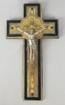 SOBERBA CRUZ EM ONIX COM MONTURE EM BRONZE ORMOLU E GUARNIÇÕ EM BRONZE COM CRAVAÇÃO DE PEDRAS FAVRILE AZUIS.   DA CRUZ PENDE CRISTO EM BRONZE ESPESSURADO A PRATA. SUNTUOSA E MAGNIFICA! FRANÇA, FINAL DO SEC. XIX OU INICIO DO XX. 40 CM DE ALTURA