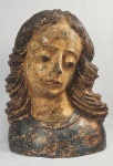 BUSTO RELICÁRIO EM MADEIRA  APRESENTANDO TORSO DE IMAGEM DE SANTA. O ROSTO É BELISSIMO ASSIM COMO OS CABELOS. DE GRANDE DIMENSÃO ESSE BELO LINDO BUSTO RELICÁRIO TEM FEIÇÕES DELICADAS, EXPRESSÃO PIEDOSA E UMA BELA POLICROMIA. SEC. XVIII, 44 X 30 CM DE ALTURA