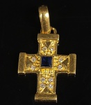 CRUZ EM OURO 18K  COM CRAVAÇÃO DE DIAMANTES E SAFIRA ORIENTAL. 2.43 CM. 2,27G