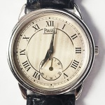 PIAGET MODELO GOUVERNEUR  REFERENCIA 15968PT  REQUINTADO RELOGIO EM OURO BRANCO 18K  (CAIXA E FIVELA) DA MANUFATURA PIAGET. DIAL PRATEADO, ALGARISMOS ROMANOS E  MOSTRADOR EM SAFIRA ANTE RISCOS. PULSEIRA EM COURO NATURAL COSTURADA A MÃO. MOVIMENTO AUTOMATICO COM  CAL P1050. FIVELA EM OURO 18K. 34 MM DE DIAMETRO