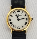 BAUME & MERCIER  - MODELO CLASSIC - RELOGIO COM CAIXA EM OURO 18K. CHAVE DE CORDA EM ESPINÉLIO. CORDA MANUAL. CALIBRE/MOVIMENTO 2412. ALGARISMOS ROMANOS NO DIAL. ACOMPANHA ESTOJO ORIGINAL. 23 MM DE DIAMETRO. 19,27 G (PESO TOTAL)