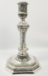 CHRISTOFLE MALMAISON  IMPONENTE CASTIÇAL EM METAL ESPESSURADO A PRATA DA MANUFATURA CHRISTOFLE MODELO MALMAISON. ELEGANTE CONSTRUÇÃO ESTILO  LOUIS XIV. EM MUITO BOM ESTADO DE CONSERVAÇÃO! FRANÇA, SEC. XX. 22 CM DE ALTURA