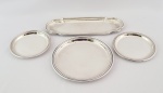 PRATA DE LEI ITALIANA - CONJUNTO COM DOIS COASTERS PARA COPOS, 1 PORTA GARRAFAS E UM PEQUENO TABULEIRO. ITALIA, SEC. XX. 20,5 CM DE COMPRIMENTO (TABULEIRO).