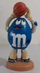 Promocional Boneco M&MS Basquete, está em bom estado de conservação e mede aproximadamente 30 cm. de altura.