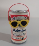 Budweiser (Anheuser Busch) - corpo de plástico macio, topo de alumínio, fundo de plástico rígido, funcionamento com 2 pilhas AA. Item colecionável, sem testes.