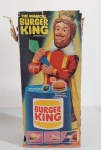 Promocional Burguer King - Boneco King com aproximadamente 40 cm. de altura, acompanha caixa, manual e acessórios, caixa com algumas avarias. Boneco em perfeito estado de conservação.