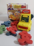 Táxi do Gugu, brinquedo da Glasslite, fabricado nos anos 90 inspirado  no programa do Sbt. Exemplar está completo em bom estado e na caixa original. Caixa tem amassados e alguns desgastes.