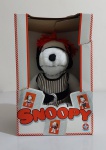 Personagem Snoopy confeccionado em pelúcia, versão Rockeiro, brinquedo fabricado pela estrela nos anos 80. Acompanha a caixa original com duas avarias, mas não faltam pedaços, todo o conjunto apresenta bom estado de conservação e limpeza.